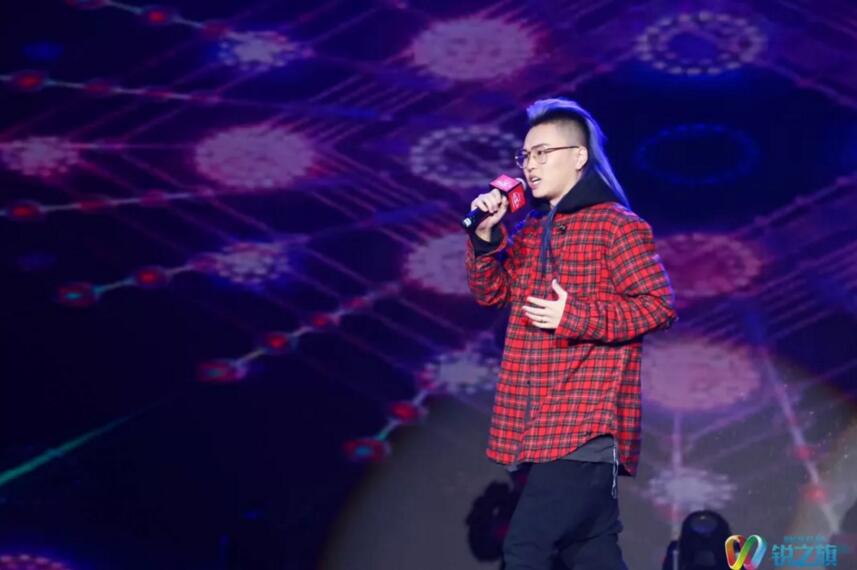 公司年会我中了千元大奖,半夜,前女友突然发来信息……