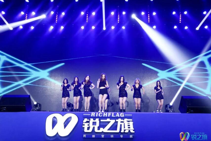 公司年会我中了千元大奖,半夜,前女友突然发来信息……