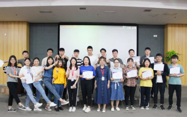 1558316032835438.jpg 配图5 云和数据UI培训班181102班毕业了.jpg